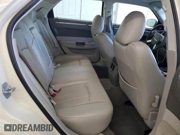 ✅ 2008 Chrysler 300 C Hemi • VIN: 2C3KA63H28H323035 • Lot: 92293295. Wystawiony na Copart z przebiegiem 108 543 mil. Bezpłatny archiwum sprzedaży aukcyjnych z USA i szczegółowy raport historii pojazdu na DreamBid. Zdjęcie 10.