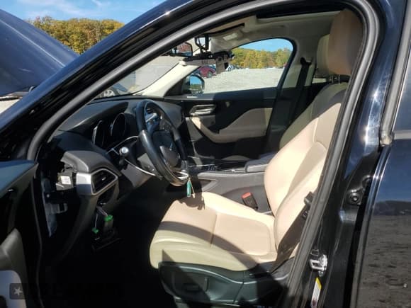 ✅ 2017 Jaguar F-Pace 20d Premium • VIN: SADCJ2BN2HA493415 • Lot: 84954315. Wystawiony na Copart z przebiegiem Nie podano. Bezpłatny archiwum sprzedaży aukcyjnych z USA i szczegółowy raport historii pojazdu na DreamBid. Zdjęcie 7.