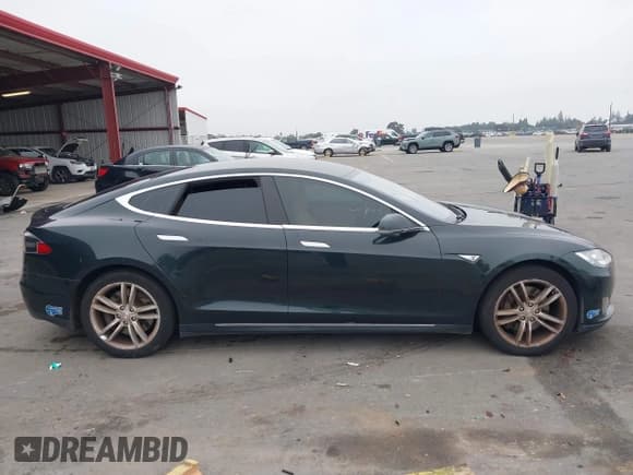 ✅ 2013 Tesla Model S • VIN: 5YJSA1CN0DFP12602 • Lot: 43885863. Wystawiony na IAAI z przebiegiem 320 840 mil. Bezpłatny archiwum sprzedaży aukcyjnych z USA i szczegółowy raport historii pojazdu na DreamBid. Zdjęcie 14.