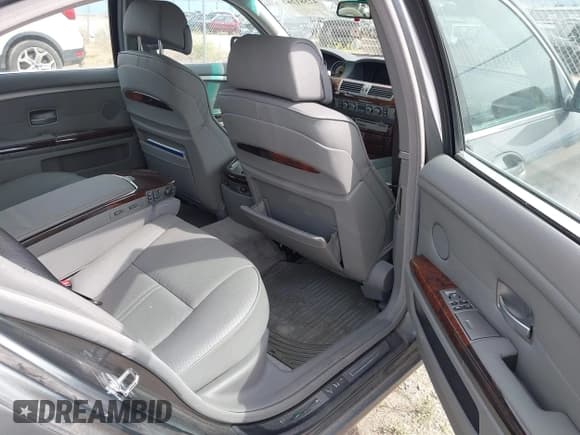 ✅ 2006 BMW 7 Series 760Li • VIN: WBAHN03586DD98118 • Lot: 42581262. Wystawiony na IAAI z przebiegiem Nie podano. Bezpłatny archiwum sprzedaży aukcyjnych z USA i szczegółowy raport historii pojazdu na DreamBid. Zdjęcie 8.