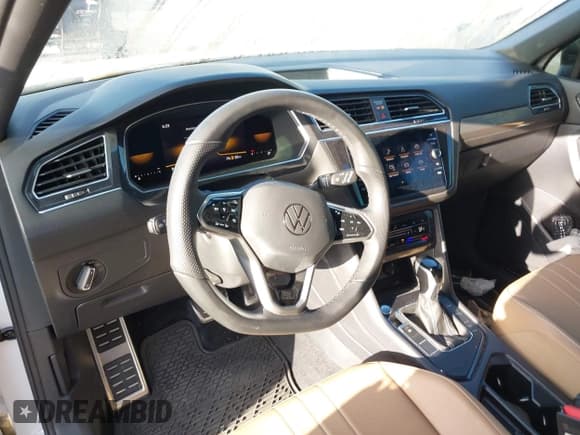 ✅ 2022 Volkswagen Tiguan SE R-Line Black • VIN: 3VVCB7AX1NM124120 • Lot: 42532409. Wystawiony na IAAI z przebiegiem 51 501 mil. Bezpłatny archiwum sprzedaży aukcyjnych z USA i szczegółowy raport historii pojazdu na DreamBid. Zdjęcie 20.