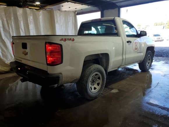 2018 Chevrolet Silverado 1500 LS z VIN 1GCNKNEC6JZ359866, wystawiony jako Copart lot #82378775 z przebiegiem 60 760 mil mil oraz Szkoda całkowita • Salvage title. Historia ofert i sprzedaży dostępna na DreamBid. Obrazek 3.