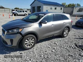 ✅ 2019 Kia Sorento L • VIN: 5XYPG4A34KG528499 • Лот: 86126515. Опубликован ранее на Copart с пробегом 161 122 миль. Бесплатный доступ к архиву аукционных продаж из США и подробный отчёт об истории автомобиля на DreamBid. Изображение 1.