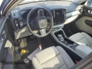 ✅ 2023 Volvo XC40 Plus Bright Theme • VIN: YV4L12UN8P2966832 • Лот: 63621295. Опубликован ранее на Copart с пробегом 23 456 миль. Бесплатный доступ к архиву аукционных продаж из США и подробный отчёт об истории автомобиля на DreamBid. Изображение 8.