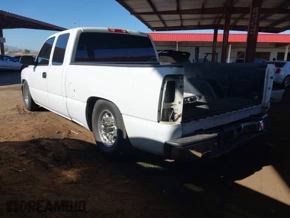 2005 Chevrolet Silverado 1500 LS z VIN 1GCEC19T75Z304025, wystawiony jako IAAI lot #43584015 z przebiegiem 126 228 mil mil oraz . Historia ofert i sprzedaży dostępna na DreamBid. Obrazek 3.