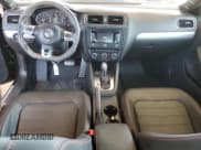 ✅ 2013 Volkswagen Jetta Autobahn • VIN: 3VW4A7AJ4DM233538 • Lot: 57301985. Wystawiony na Copart z przebiegiem 81 314 mil. Bezpłatny archiwum sprzedaży aukcyjnych z USA i szczegółowy raport historii pojazdu na DreamBid. Zdjęcie 8.