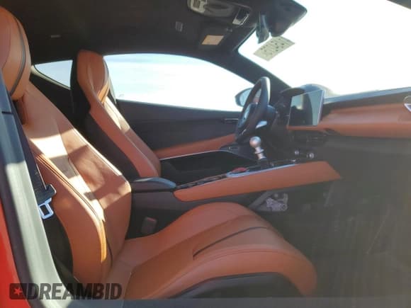 ✅ 2024 Lotus Emira First Edition • VIN: SCCLEKAX7RHB12137 • Lot: 41454275. Wystawiony na Copart z przebiegiem Nie podano. Bezpłatny archiwum sprzedaży aukcyjnych z USA i szczegółowy raport historii pojazdu na DreamBid. Zdjęcie 11.