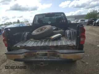 2004 Chevrolet Silverado 1500 Work Truck z VIN 1GCEK14V64Z133889, wystawiony jako Copart lot #67903994 z przebiegiem 118 023 mil mil oraz Czysty tytuł • Clean title. Historia ofert i sprzedaży dostępna na DreamBid. Obrazek 6.