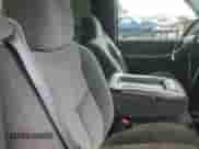 2004 Chevrolet Silverado 1500 Work Truck z VIN 1GCEK14V64Z133889, wystawiony jako Copart lot #67903994 z przebiegiem 118 023 mil mil oraz Czysty tytuł • Clean title. Historia ofert i sprzedaży dostępna na DreamBid. Obrazek 10.