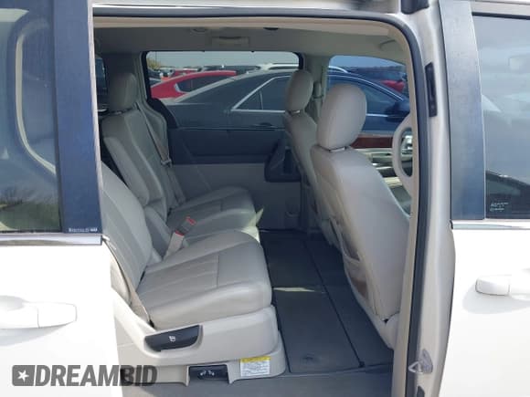 ✅ 2010 Chrysler Town & Country Touring • VIN: 2A4RR5D14AR133746 • Лот: 43756703. Опубликован ранее на IAAI с пробегом 221 819 миль. Бесплатный доступ к архиву аукционных продаж из США и подробный отчёт об истории автомобиля на DreamBid. Изображение 8.