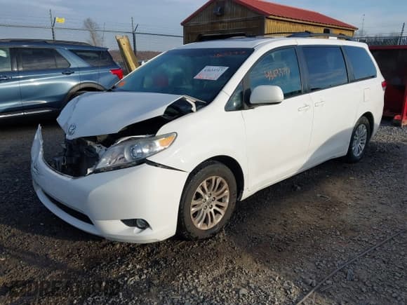 ✅ 2014 Toyota Sienna XLE • VIN: 5TDYK3DC3ES446814 • Lot: 43633717. Listed on IAAI with 119,241 mi. Free auction sales archive from the USA and detailed vehicle history report at DreamBid. Image 17.