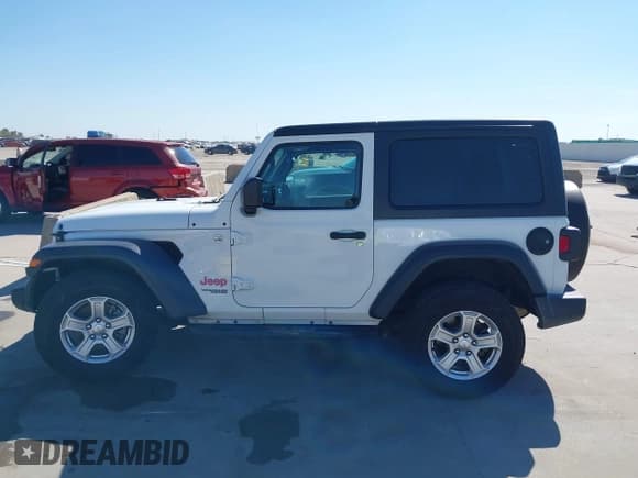 ✅ 2020 Jeep Wrangler Sport S • VIN: 1C4GJXAN3LW266757 • Lot: 43497718. Wystawiony na IAAI z przebiegiem 61 909 mil. Bezpłatny archiwum sprzedaży aukcyjnych z USA i szczegółowy raport historii pojazdu na DreamBid. Zdjęcie 14.