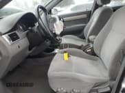 ✅ 2005 Suzuki Forenza LX • VIN: KL5JJ56Z85K132557 • Lot: 80202535. Wystawiony na Copart z przebiegiem Nie podano. Bezpłatny archiwum sprzedaży aukcyjnych z USA i szczegółowy raport historii pojazdu na DreamBid. Zdjęcie 7.