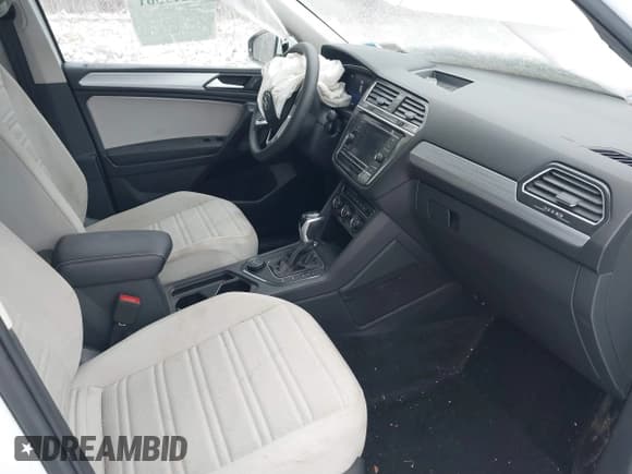 ✅ 2022 Volkswagen Tiguan S • VIN: 3VV0B7AX2NM125909 • Lot: 41219381. Wystawiony na IAAI z przebiegiem 40 886 mil. Bezpłatny archiwum sprzedaży aukcyjnych z USA i szczegółowy raport historii pojazdu na DreamBid. Zdjęcie 5.