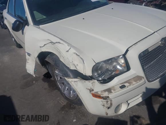 ✅ 2005 Chrysler 300 C • VIN: 2C3JA63H25H576637 • Lot: 43500412. Wystawiony na IAAI z przebiegiem 62 906 mil. Bezpłatny archiwum sprzedaży aukcyjnych z USA i szczegółowy raport historii pojazdu na DreamBid. Zdjęcie 6.