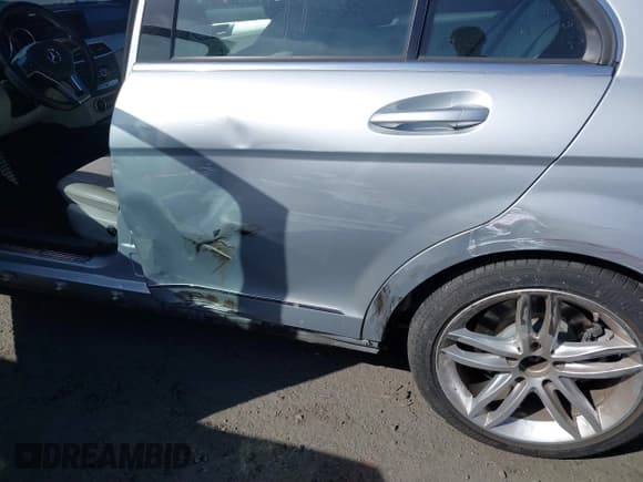 ✅ 2014 Mercedes-Benz C 250 Sport • VIN: WDDGF4HB4ER305973 • Lot: 41781503. Wystawiony na IAAI z przebiegiem 98 542 mil. Bezpłatny archiwum sprzedaży aukcyjnych z USA i szczegółowy raport historii pojazdu na DreamBid. Zdjęcie 6.