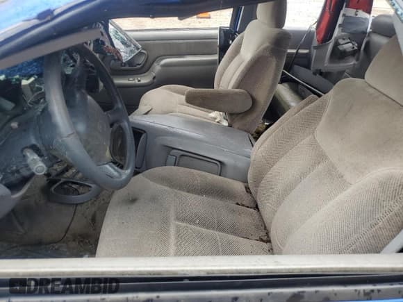 ✅ 1998 GMC Sierra 1500 • VIN: 1GTEK19R7WR506050 • Лот: 60539235. Опубликован ранее на Copart с пробегом Не указан. Бесплатный доступ к архиву аукционных продаж из США и подробный отчёт об истории автомобиля на DreamBid. Изображение 7.