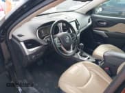 ✅ 2018 Jeep Cherokee Limited • VIN: 1C4PJMDB5JD516024 • Lot: 42156933. Wystawiony na IAAI z przebiegiem 159 761 mil. Bezpłatny archiwum sprzedaży aukcyjnych z USA i szczegółowy raport historii pojazdu na DreamBid. Zdjęcie 17.