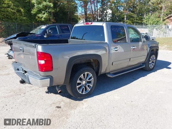 ✅ 2007 Chevrolet Silverado 1500 1LT • VIN: 2GCEK13M171654007 • Lot: 43351722. Listed on IAAI with 121,948 mi. Free auction sales archive from the USA and detailed vehicle history report at DreamBid. Image 4.