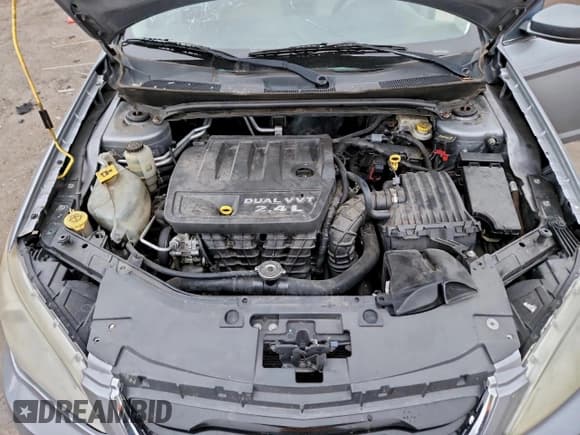 ✅ 2013 Chrysler 200 LX • VIN: 1C3CCBABXDN705708 • Lot: 95627615. Wystawiony na Copart z przebiegiem 167 774 mil. Bezpłatny archiwum sprzedaży aukcyjnych z USA i szczegółowy raport historii pojazdu na DreamBid. Zdjęcie 11.