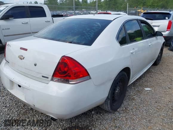 2014 Chevrolet Impala Police Police z VIN 2G1WD5E30E1114342, wystawiony jako IAAI lot #42388443 z przebiegiem 119 929 mil mil oraz . Historia ofert i sprzedaży dostępna na DreamBid. Obrazek 4.