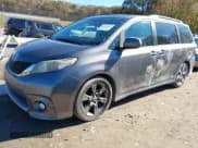 ✅ 2014 Toyota Sienna SE • VIN: 5TDXK3DC3ES460529 • Lot: 43608936. Wystawiony na IAAI z przebiegiem 330 942 mil. Bezpłatny archiwum sprzedaży aukcyjnych z USA i szczegółowy raport historii pojazdu na DreamBid. Zdjęcie 2.