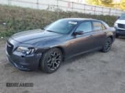 ✅ 2017 Chrysler 300 S • VIN: 2C3CCAGGXHH553263 • Lot: 90668805. Wystawiony na Copart z przebiegiem 93 985 mil. Bezpłatny archiwum sprzedaży aukcyjnych z USA i szczegółowy raport historii pojazdu na DreamBid. Zdjęcie 1.