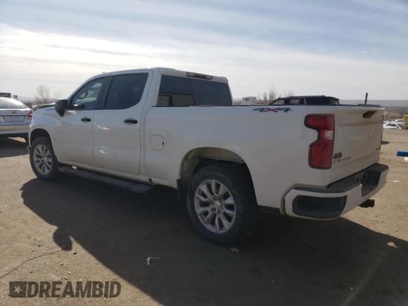 ✅ 2022 Chevrolet Silverado 1500 Custom • VIN: 3GCPYBEKXNG111610 • Lot: 44795955. Wystawiony na Copart z przebiegiem 39 147 mil. Bezpłatny archiwum sprzedaży aukcyjnych z USA i szczegółowy raport historii pojazdu na DreamBid. Zdjęcie 2.