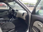 ✅ 2019 Kia Soul • VIN: KNDJN2A25K7020370 • Lot: 42709559. Wystawiony na IAAI z przebiegiem 110 391 mil. Bezpłatny archiwum sprzedaży aukcyjnych z USA i szczegółowy raport historii pojazdu na DreamBid. Zdjęcie 5.