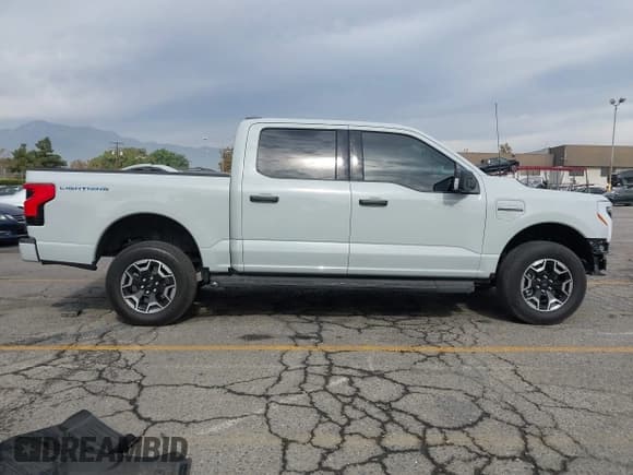 ✅ 2023 Ford F-150 Lightning Pro • VIN: 1FTVW1EL6PWG60371 • Лот: 43651652. Опубликован ранее на IAAI с пробегом 27 284 миль. Бесплатный доступ к архиву аукционных продаж из США и подробный отчёт об истории автомобиля на DreamBid. Изображение 14.