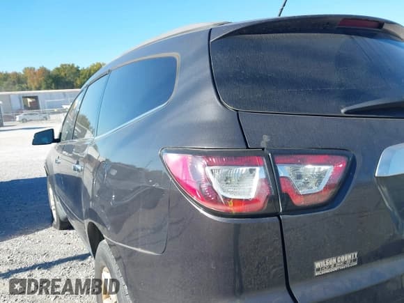 ✅ 2014 Chevrolet Traverse LT • VIN: 1GNKRGKD3EJ142150 • Lot: 43381233. Wystawiony na IAAI z przebiegiem 249 036 mil. Bezpłatny archiwum sprzedaży aukcyjnych z USA i szczegółowy raport historii pojazdu na DreamBid. Zdjęcie 3.