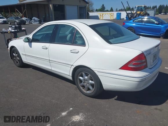✅ 2004 Mercedes-Benz C 240 • VIN: WDBRF61J24F480110 • Lot: 42196561. Wystawiony na IAAI z przebiegiem 125 617 mil. Bezpłatny archiwum sprzedaży aukcyjnych z USA i szczegółowy raport historii pojazdu na DreamBid. Zdjęcie 3.