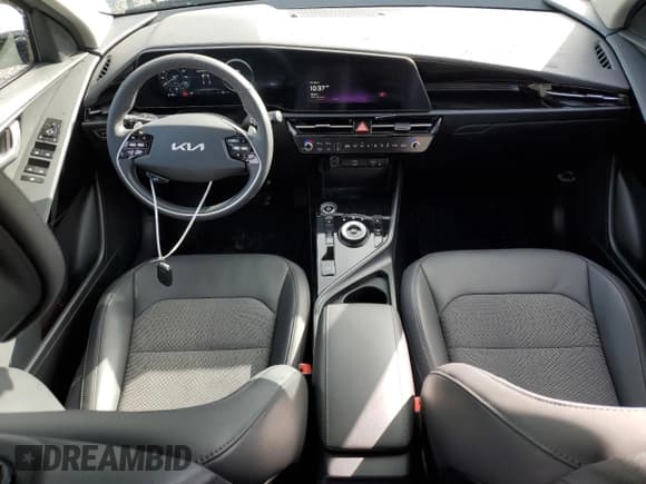 ✅ 2023 Kia Niro Wind • VIN: KNDCR3L14P5038059 • Lot: 85192665. Wystawiony na Copart z przebiegiem 36 448 mil. Bezpłatny archiwum sprzedaży aukcyjnych z USA i szczegółowy raport historii pojazdu na DreamBid. Zdjęcie 8.