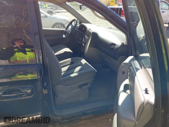 ✅ 2006 Chrysler Town & Country Touring • VIN: 2A4GP54LX6R775541 • Lot: 43573316. Listed on IAAI with 128,490 mi. Free auction sales archive from the USA and detailed vehicle history report at DreamBid. Image 5.