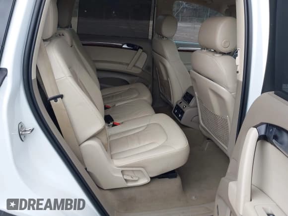 ✅ 2015 Audi Q7 Premium Plus • VIN: WA1LGAFE5FD032522 • Lot: 43881461. Wystawiony na IAAI z przebiegiem 126 634 mil. Bezpłatny archiwum sprzedaży aukcyjnych z USA i szczegółowy raport historii pojazdu na DreamBid. Zdjęcie 8.