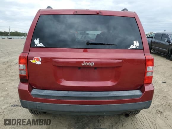 ✅ 2016 Jeep Patriot Sport • VIN: 1C4NJPBAXGD670076 • Lot: 82749425. Wystawiony na Copart z przebiegiem 209 821 mil. Bezpłatny archiwum sprzedaży aukcyjnych z USA i szczegółowy raport historii pojazdu na DreamBid. Zdjęcie 6.