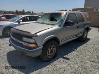1999 Chevrolet Blazer LS z VIN 1GNDT13W4X2176778, wystawiony jako Copart lot #61965294 z przebiegiem 196 511 mil mil oraz Szkoda całkowita • Salvage title. Historia ofert i sprzedaży dostępna na DreamBid. Obrazek 1.