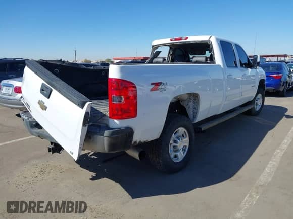 2008 Chevrolet Silverado 3500HD SRW LTZ with VIN 1GCHK33658F172919, listed as a IAAI auction lot 41622999 with 235,636 mi miles and . Bid and sale history available at DreamBid. Image 4.
