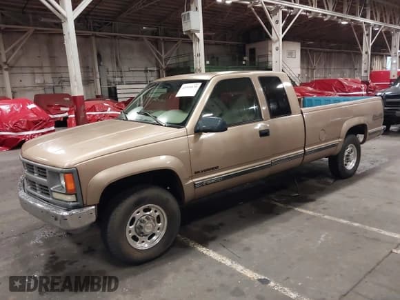 ✅ 1996 Chevrolet Silverado 2500 • VIN: 1GCGK29R3TE257960 • Лот: 43910139. Опубликован ранее на IAAI с пробегом 211 354 миль. Бесплатный доступ к архиву аукционных продаж из США и подробный отчёт об истории автомобиля на DreamBid. Изображение 2.