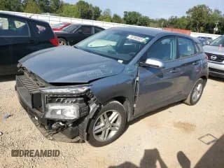 ✅ 2018 Hyundai Kona SE • VIN: KM8K12AAXJU147649 • Лот: 70769303. Опубликован ранее на Copart с пробегом 63 816 миль. Бесплатный доступ к архиву аукционных продаж из США и подробный отчёт об истории автомобиля на DreamBid. Изображение 1.