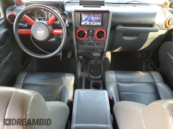 ✅ 2010 Jeep Wrangler Unlimited Sahara • VIN: 1J4BA5H17AL144056 • Лот: 84953935. Опубликован ранее на Copart с пробегом 171 661 миль. Бесплатный доступ к архиву аукционных продаж из США и подробный отчёт об истории автомобиля на DreamBid. Изображение 8.