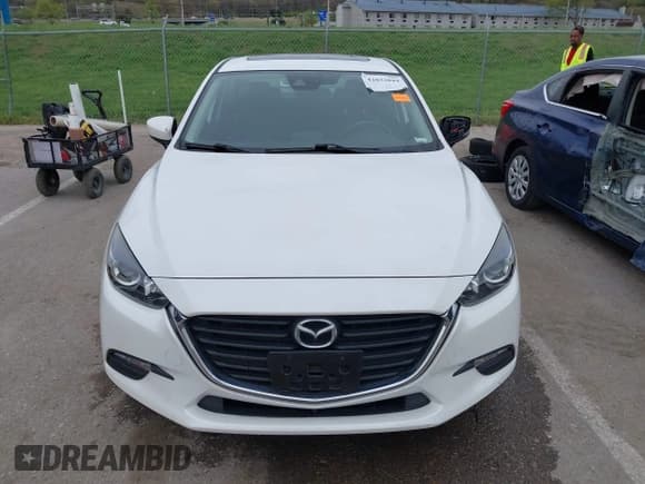 ✅ 2018 Mazda 3 Touring • VIN: 3MZBN1V32JM190611 • Lot: 42032844. Wystawiony na IAAI z przebiegiem 63 493 mil. Bezpłatny archiwum sprzedaży aukcyjnych z USA i szczegółowy raport historii pojazdu na DreamBid. Zdjęcie 13.