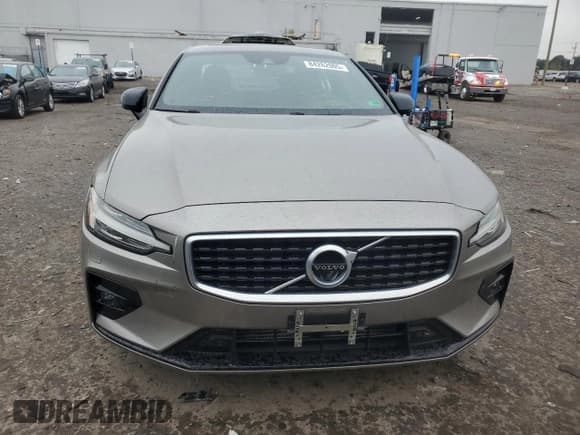 ✅ 2019 Volvo S60 R-Design • VIN: 7JRA22TM3KG013183 • Лот: 84262005. Опубликован ранее на Copart с пробегом 60 583 миль. Бесплатный доступ к архиву аукционных продаж из США и подробный отчёт об истории автомобиля на DreamBid. Изображение 5.