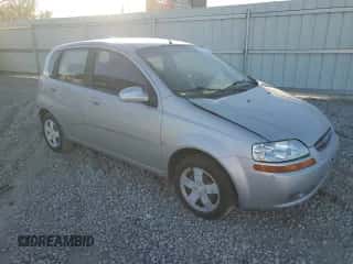 2007 Chevrolet Aveo LS z VIN KL1TD66607B694761, wystawiony jako Copart lot #82468584 z przebiegiem 105 546 mil mil oraz Szkoda całkowita • Salvage title. Historia ofert i sprzedaży dostępna na DreamBid. Obrazek 4.