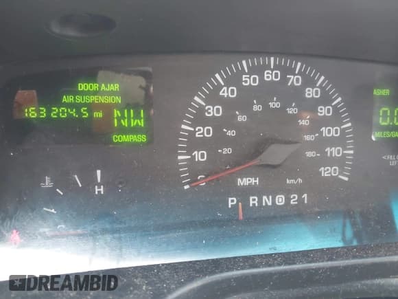 ✅ 2001 Lincoln Town Car Cartier • VIN: 1LNHM83W71Y629856 • Лот: 42821533. Опубликован ранее на IAAI с пробегом 163 204 миль. Бесплатный доступ к архиву аукционных продаж из США и подробный отчёт об истории автомобиля на DreamBid. Изображение 7.