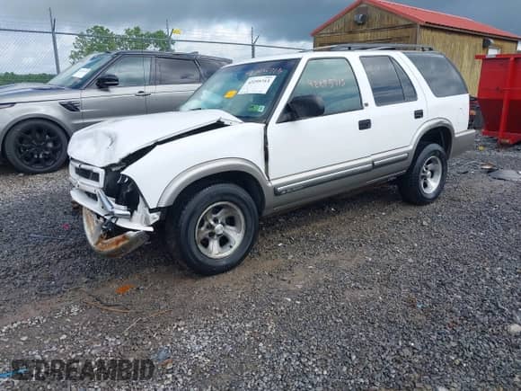 2000 Chevrolet Blazer LS z VIN 1GNCS13W8Y2126188, wystawiony jako IAAI lot #42295713 z przebiegiem 237 340 mil mil oraz . Historia ofert i sprzedaży dostępna na DreamBid. Obrazek 18.