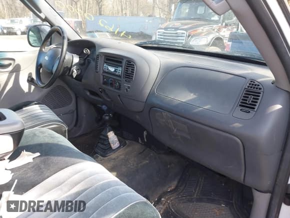 ✅ 2004 Ford F-150 • VIN: 2FTRF08W14CA09335 • Lot: 41620000. Listed on IAAI with 121,102 mi. Free auction sales archive from the USA and detailed vehicle history report at DreamBid. Image 5.