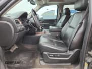 ✅ 2013 Chevrolet Suburban LTZ • VIN: 1GNSKKE74DR121174 • Lot: 90267505. Wystawiony na Copart z przebiegiem 181 025 mil. Bezpłatny archiwum sprzedaży aukcyjnych z USA i szczegółowy raport historii pojazdu na DreamBid. Zdjęcie 7.