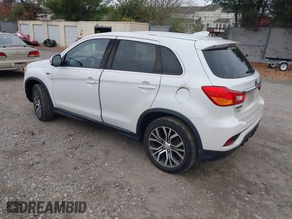 ✅ 2018 Mitsubishi Outlander ES • VIN: JA4AP3AU2JU021357 • Lot: 43665489. Wystawiony na IAAI z przebiegiem 143 651 mil. Bezpłatny archiwum sprzedaży aukcyjnych z USA i szczegółowy raport historii pojazdu na DreamBid. Zdjęcie 3.
