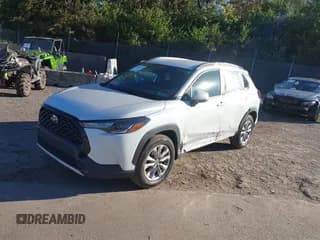 ✅ 2022 Toyota Corolla Cross LE • VIN: 7MUCAABGXNV017750 • Lot: 43469937. Wystawiony na IAAI z przebiegiem 50 669 mil. Bezpłatny archiwum sprzedaży aukcyjnych z USA i szczegółowy raport historii pojazdu na DreamBid. Zdjęcie 2.